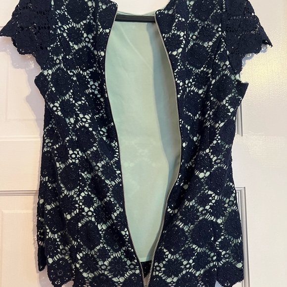 #55 VINCE CAMUTO • NAVY CROCKET TOP - Picture 3 of 6